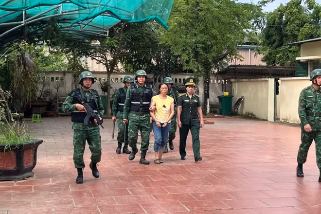 Lực lượng chức năng áp giải các đối tượng phạm tội mua bán người qua biên giới.