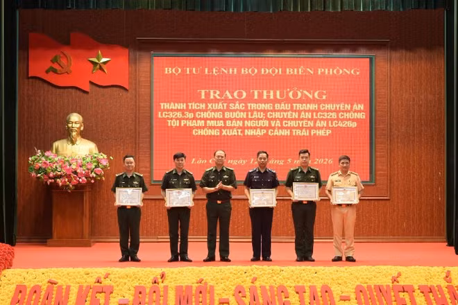 Trung tướng Nguyễn Anh Tuấn, Chính ủy Bộ đội Biên phòng trao thưởng cho các tập thể, cá nhân có thành tích xuất sắc.