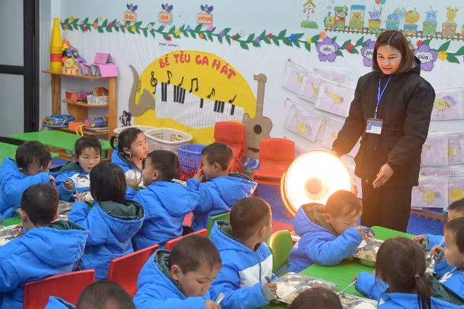 Học sinh Sa Pa được trang bị thêm quạt sưởi bảo đảm đủ ấm.