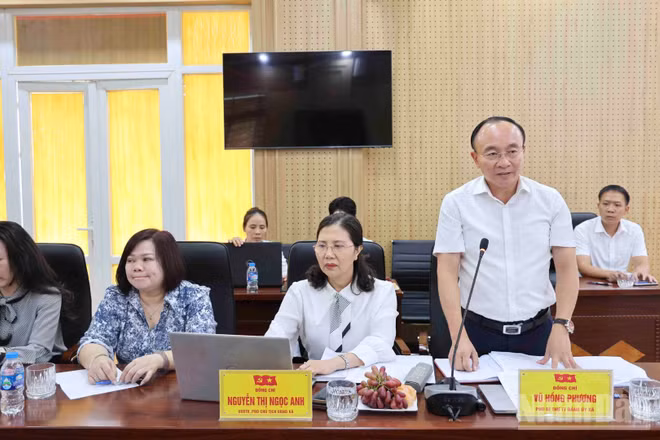 Đồng chí Vũ Hồng Phương, Phó Bí thư Thường trực Đảng ủy xã Bát Xát chia sẻ kinh nghiệm triển khai mô hình “Thôn số”. (Ảnh: CÔNG HẢI)