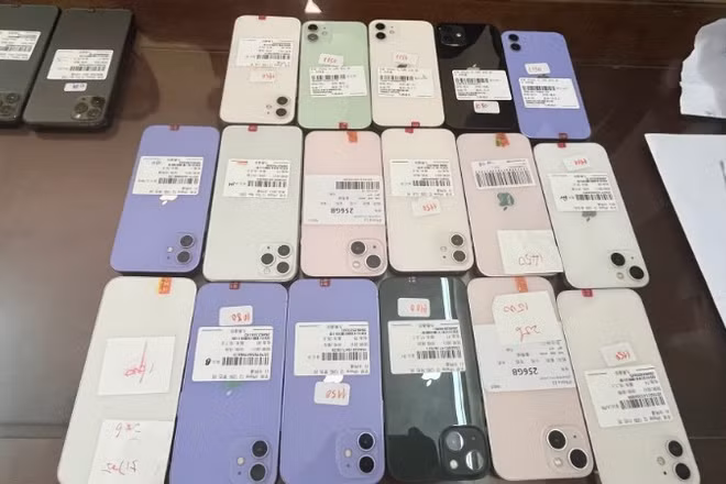 Tang vật gồm 28 chiếc điện thoại iPhone đã qua sử dụng.