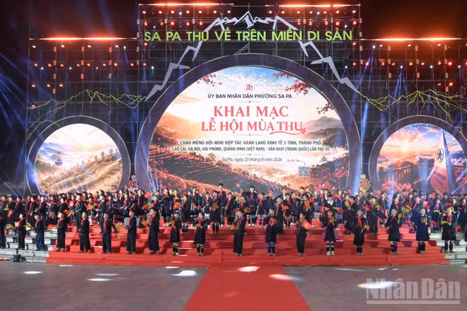 Chương trình nghệ thuật đặc biệt với chủ đề “Sa Pa-Thu về trên miền di sản” đã mang đến cho người dân và du khách những trải nghiệm đáng nhớ. (Ảnh: CÔNG HẢI)
