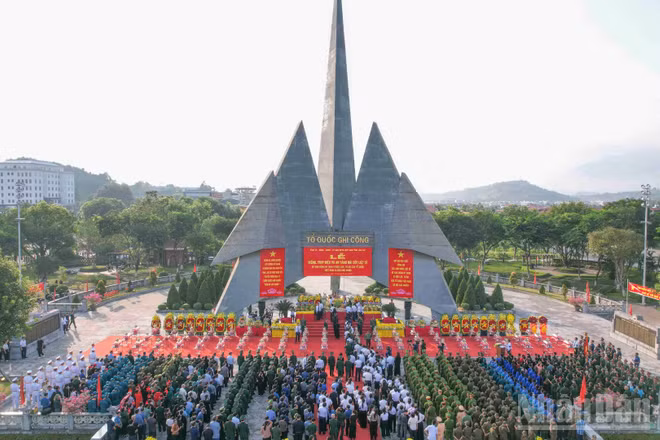 Lễ viếng, truy điệu và an táng hài cốt liệt sĩ được tỉnh Lào Cai tổ chức trang trọng. (Ảnh: CÔNG HẢI)