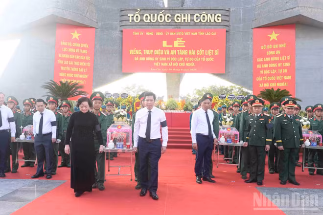 Phó Thủ tướng Chính phủ Phạm Thị Thanh Trà di quan hài cốt các Anh hùng liệt sĩ về nơi an nghỉ cuối cùng. (Ảnh: CÔNG HẢI)