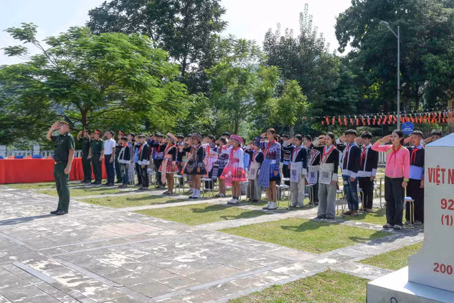 Tiết học biên cương được tổ chức dưới chân Cột cờ Lũng Pô - nơi con sông Hồng chảy vào đất Việt, cột cờ cao 31,43m tượng trưng cho đỉnh Fansipan nóc nhà Đông Dương cao 3.143m. (Ảnh: CÔNG HẢI)