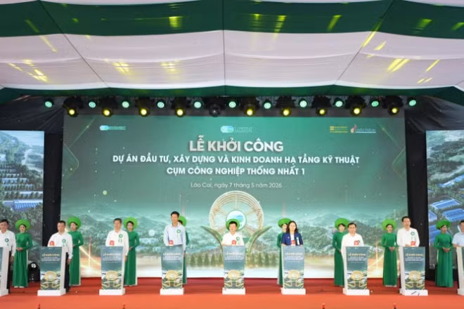 Các đại biểu thực hiện nghi thức khởi công dự án.
