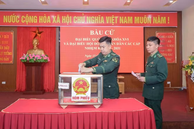 Lãnh đạo Đồn Biên phòng Cửa khẩu quốc tế Lào Cai bỏ phiếu bầu cử.