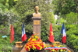 [Ảnh] Kỷ niệm trọng thể 136 năm Ngày sinh Chủ tịch Hồ Chí Minh tại Pháp