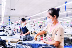Công nhân xưởng sản xuất may trong Khu công nghiệp tại Bắc Ninh.