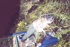 Đối tượng Cao Thị Xương, ngụ phường Mỹ Phước Tây (tỉnh Đồng Tháp) dùng xung điện đánh bắt thủy sản trái phép.