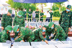 Lực lượng chuyên môn tiến hành lấy mẫu ADN đối với những phần mộ chưa xác định được thông tin tại Nghĩa trang liệt sĩ Châu Thành, xã Phú Hựu, tỉnh Đồng Tháp (Ảnh VIỆT TIẾN)