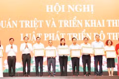 Lãnh đạo Thành phố Hồ Chí Minh trao bằng khen tặng các tập thể tại hội nghị.