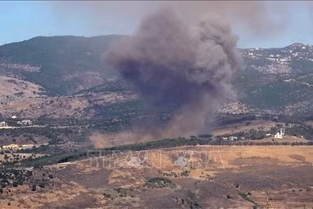 Khói bốc lên sau vụ không kích của Israel ở ngoại ô Nabatieh, miền Nam Liban ngày 30/10/2025. (Ảnh: THX/TTXVN)