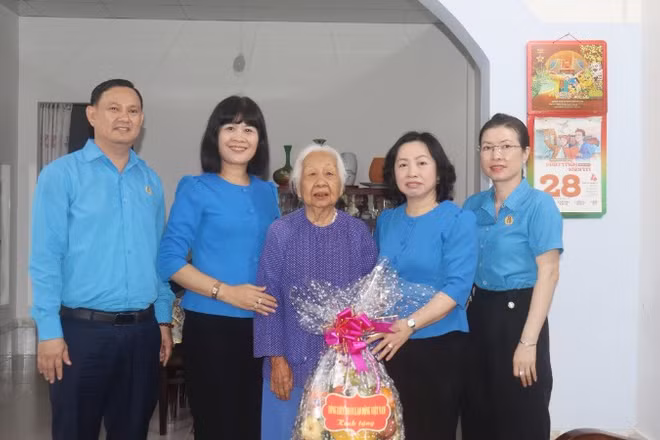 Bà Đào Thị Biểu (giữa) điển hình tiêu biểu trong phong trào học và làm theo tấm gương đạo đức của Bác Hồ. (Ảnh: BÁ DŨNG)