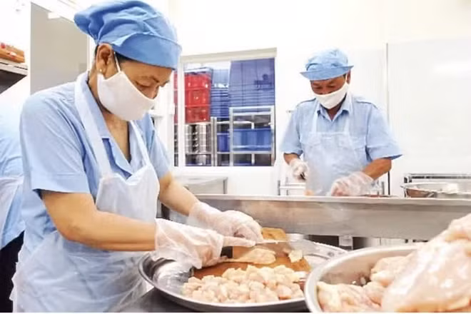 Khu vực chế biến thực phẩm tại bếp ăn. (Ảnh minh họa: ANH ĐÀO)