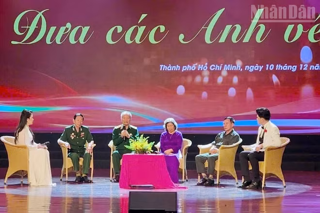 Các khách mời chia sẻ về hành trình tìm kiếm, quy tập hài cốt liệt sĩ.