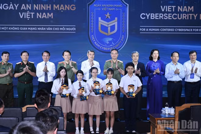 Thủ tướng Chính phủ Lê Minh Hưng và các đồng chí lãnh đạo, đại biểu dự Lễ Mít-tinh hưởng ứng Ngày An ninh mạng Việt Nam. (Ảnh: TRẦN HẢI)