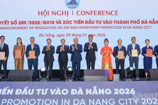 Đà Nẵng trao các quyết định chủ trương đầu tư, giấy chứng nhận đăng ký đầu tư, biên bản ghi nhớ hợp tác và một số giấy phép liên quan.