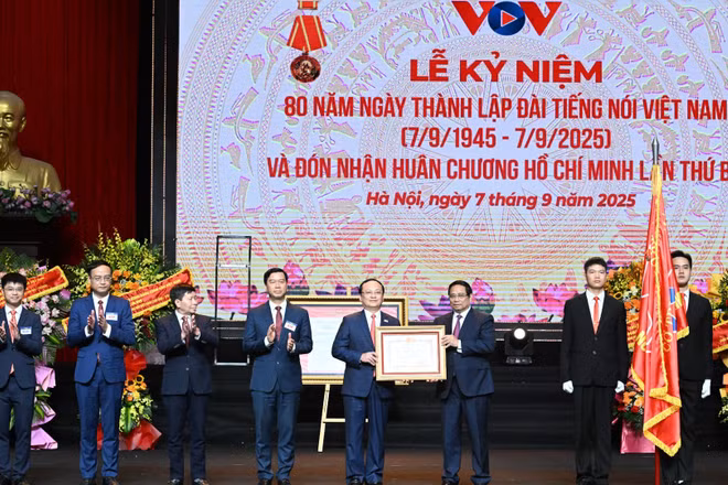 Thủ tướng Phạm Minh Chính trao Huân chương Hồ Chí Minh lần thứ ba tặng Đài Tiếng nói Việt Nam.