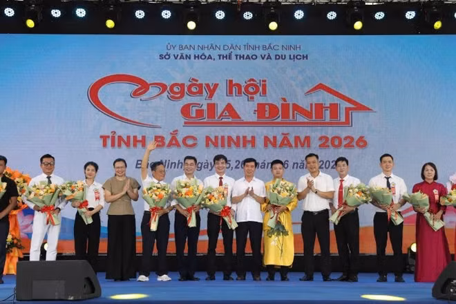 Đại diện các gia đình dự thi phần năng khiếu nhận hoa của Ban tổ chức tại sự kiện.