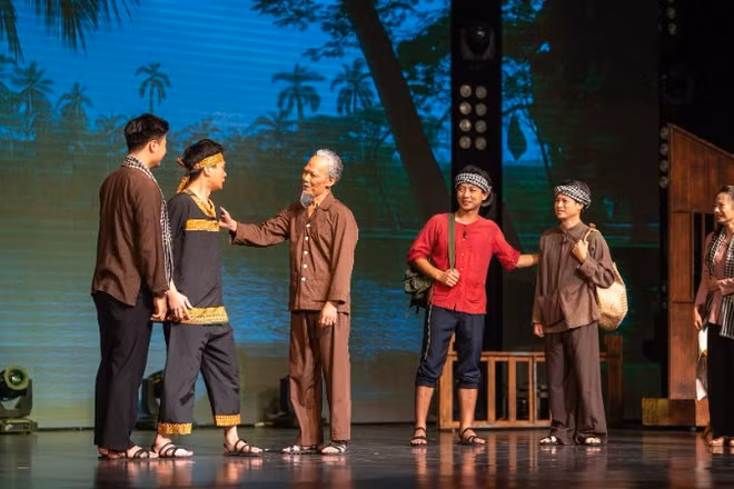 Chương trình nghệ thuật "Bác Hồ - Hai tiếng thiêng liêng".