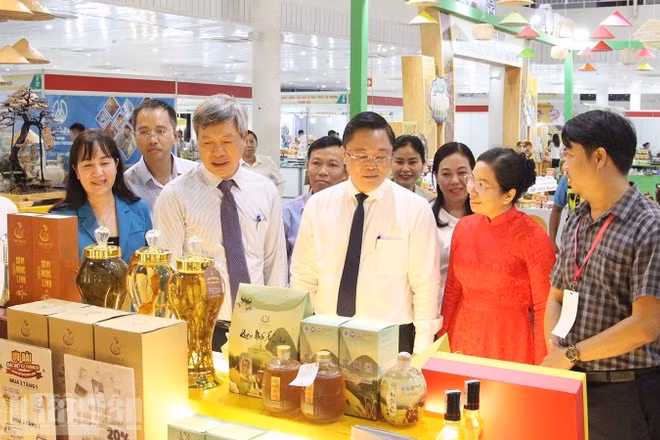 Lãnh đạo thành phố tham quan sản phẩm hàng Việt tại Hội chợ hàng Việt Đà Nẵng 2026.