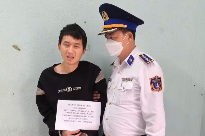 Đối tượng Nguyễn Bình Nguyên bị bắt vì hành vi tàng trữ trái phép chất ma túy. (Ảnh: Cảnh sát biển 2 cung cấp)