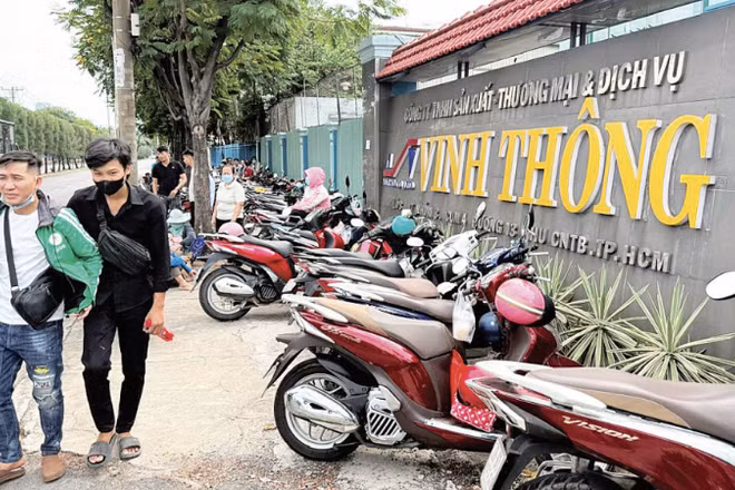 Công nhân làm việc tại Công ty Vinh Thông bị nợ lương, bảo hiểm xã hội “chật vật” chờ công ty giải quyết các chế độ.