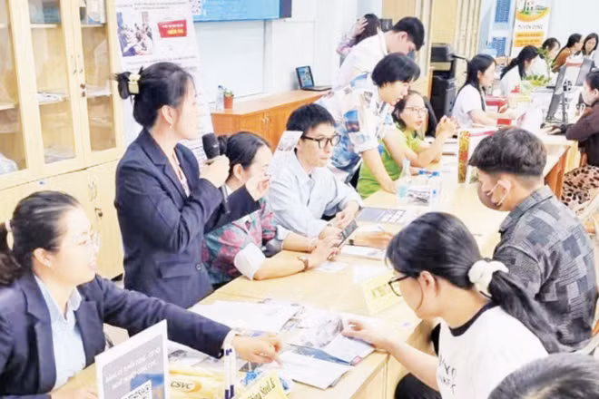 Người lao động tham gia buổi tư vấn, kết nối việc làm tại Trung tâm Dịch vụ việc làm Thành phố Hồ Chí Minh. (Ảnh: HOÀI THU)