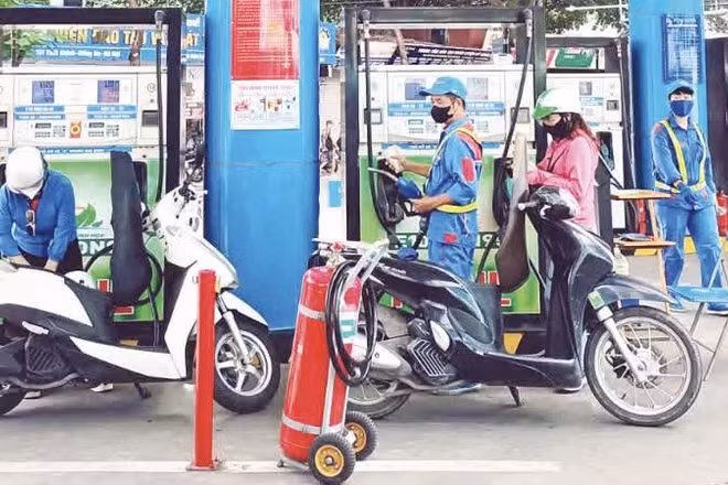 Người dân mua xăng E10 tại cửa hàng kinh doanh xăng dầu trên phố Thái Thịnh, Hà Nội. (Ảnh: ND)