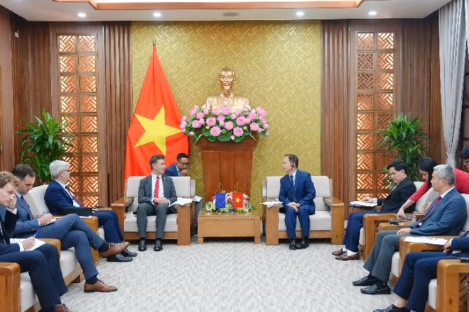 Bộ trưởng Tư pháp Hoàng Thanh Tùng tiếp Ngài Julien Guerrier, Đại sứ Liên minh châu Âu tại Việt Nam. (Ảnh: TL)