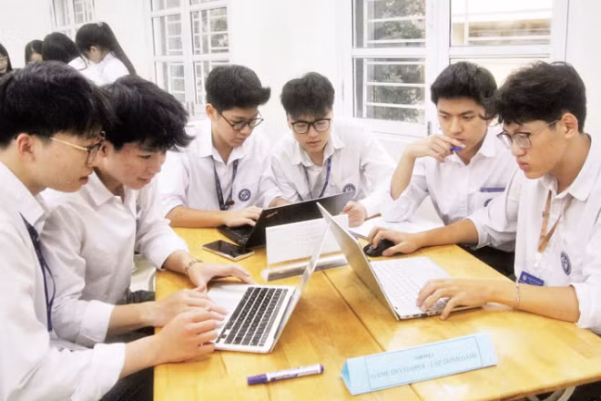 Học sinh Trường trung học phổ thông Yên Hòa (Hà Nội) sử dụng AI trong học tập, nghiên cứu.