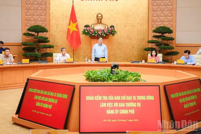 Đồng chí Phạm Gia Túc, Ủy viên Bộ Chính trị, Phó Bí thư Thường trực, Phó Thủ tướng Thường trực, Trưởng ban Chỉ đạo 35 Đảng ủy Chính phủ phát biểu tại buổi làm việc. (Ảnh: BẢO LONG)