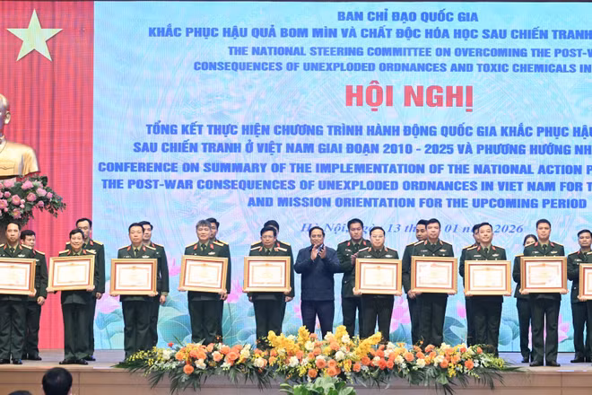 Thủ tướng Phạm Minh Chính trao bằng khen cho các tập thể, cá nhân có thành tích xuất sắc trong công tác khắc phục hậu quả bom mìn.