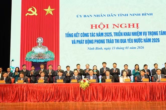 Tỉnh Ninh Bình phát động phong trào thi đua yêu nước và Ký kết giao ước thi đua năm 2026.