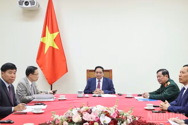 Thủ tướng Chính phủ Phạm Minh Chính điện đàm với Thủ tướng Malaysia Anwar Ibrahim. (Ảnh: TRẦN HẢI)