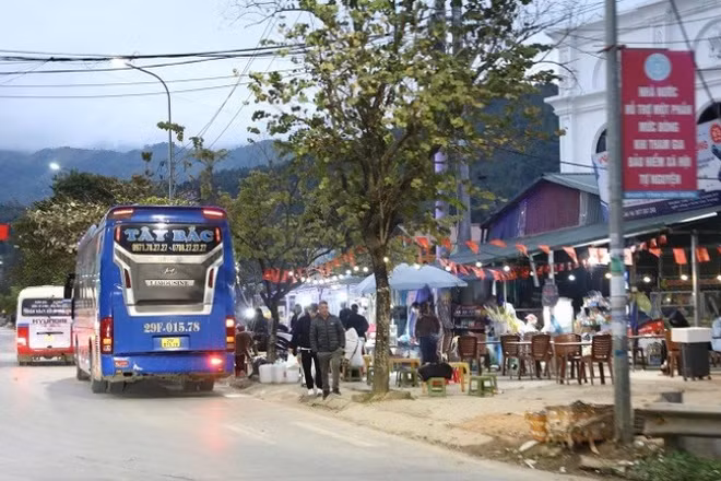 Tình trạng các phương tiện tự do dừng, đỗ để đón, trả khách và nhận-trả hàng ngay nút giao giữa Quốc lộ 6 và Quốc lộ 279 (thuộc địa phận khối Sơn Thủy, xã Tuần Giáo) làm tăng nguy cơ mất an toàn giao thông cho người, phương tiện qua đây.
