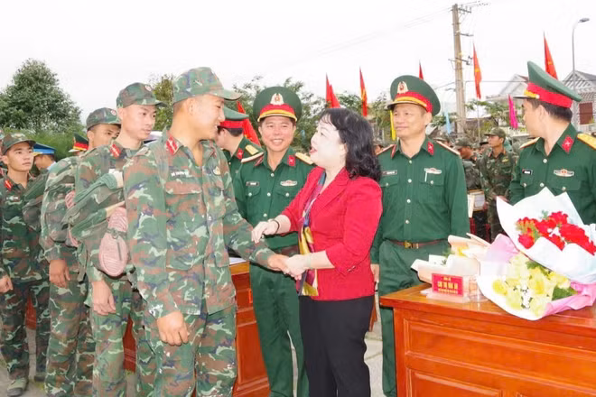 Đồng chí Cao Thị Hoài An, Phó Bí thư Thường trực Tỉnh ủy, Chủ tịch Hội đồng nhân dân tỉnh Đắk Lắk, thăm hỏi, cảm ơn và chào tạm biệt các chiến sĩ tham gia "Chiến dịch Quang Trung".