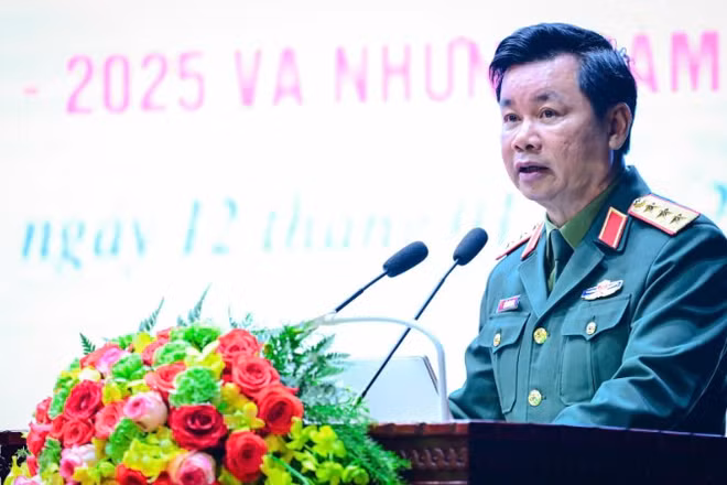Thượng tướng Đỗ Xuân Tụng, Phó Chủ nhiệm Tổng cục Chính trị, phát biểu chỉ đạo hội nghị. (Ảnh: BẢO LONG)