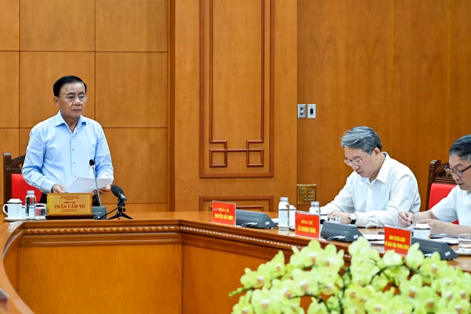 Thường trực Ban Bí thư Trần Cẩm Tú chủ trì cuộc họp với Văn phòng Trung ương Đảng. (Ảnh: DUY LINH)