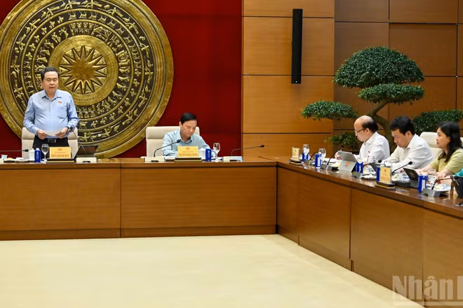 Quang cảnh cuộc làm việc của Chủ tịch Quốc hội Trần Thanh Mẫn với Thường trực Ủy ban Pháp luật và Tư pháp. (Ảnh: THỦY NGUYÊN)