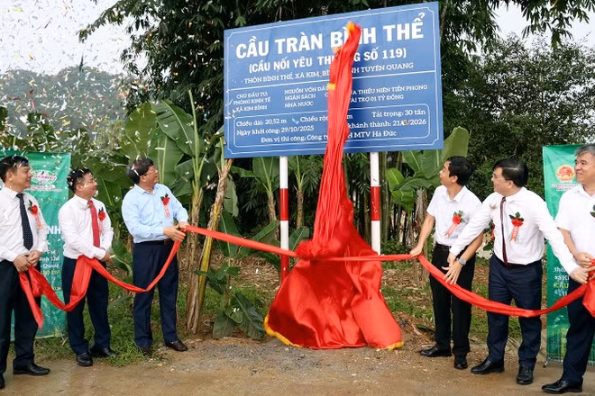 Lãnh đạo Ủy ban Mặt trận Tổ quốc Việt Nam tỉnh Tuyên Quang, lãnh đạo xã Kim Bình và lãnh đạo Công ty Cổ phần Nhựa Tiền Phong kéo băng khánh thành cầu Bình Thể.