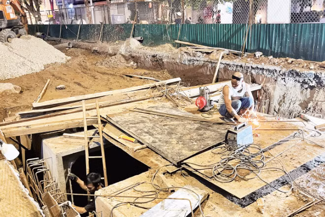 Các nhà thầu xuyên đêm thi công các công trình chống ngập tại Hà Nội.