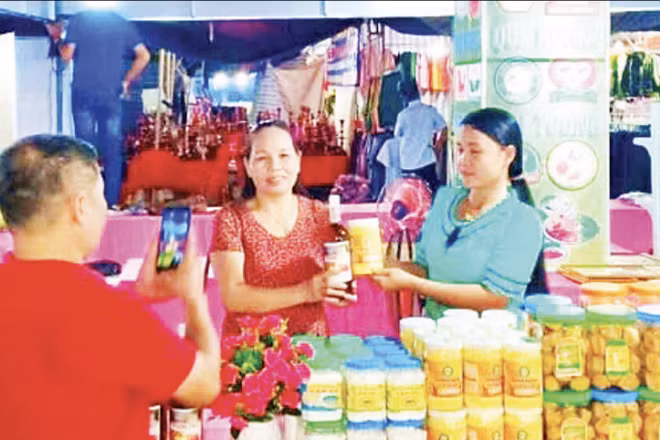 Hợp tác xã Nông sản Vân Di tích cực đưa sản phẩm lên các sàn thương mại điện tử. (Ảnh: MAI VÂN)