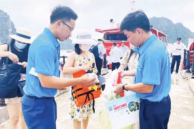 Du khách lên đảo Cô Tô được hướng dẫn sử dụng túi đựng thân thiện với môi trường thay cho túi nilon và túi nhựa. (Ảnh: QUANG THỌ)