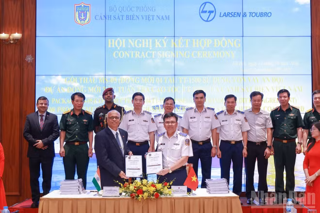 Cảnh sát biển Việt Nam và Công ty trách nhiệm hữu hạn Larsen & Toubro (Ấn Độ) ký kết hợp đồng đóng mới tàu TT-1500. (Ảnh: THẾ ĐẠI)