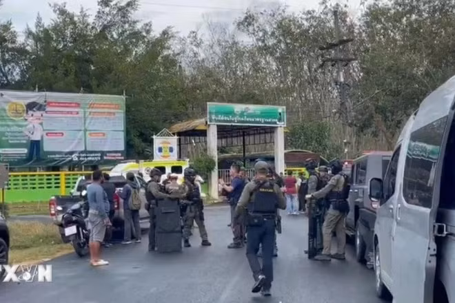 Cảnh sát được triển khai tại trường học Patong Prathankiriwat ở huyện Hat Yai, tỉnh Songkhla, Thái Lan, sau khi xảy ra vụ nổ súng ngày 11/2/2026. (Ảnh: THX/TTXVN)
