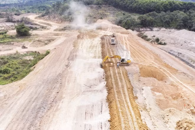 Đập chính hồ Yên Ngựa đang trong quá trình thi công. (Ảnh: NGUYỄN CÔNG LÝ)