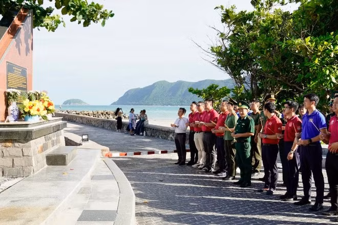 Đoàn công tác Bộ đội Biên phòng Thành phố Hồ Chí Minh dâng hương tại Di tích lịch sử Cầu tàu 914. (Ảnh: QUANG TIẾN)