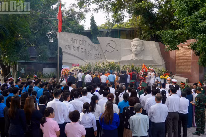 [Ảnh] Ủy ban Mặt trận Tổ quốc Việt Nam Thành phố Hồ Chí Minh dâng hương tưởng niệm Anh hùng liệt sĩ tại Công viên Lê Thị Riêng